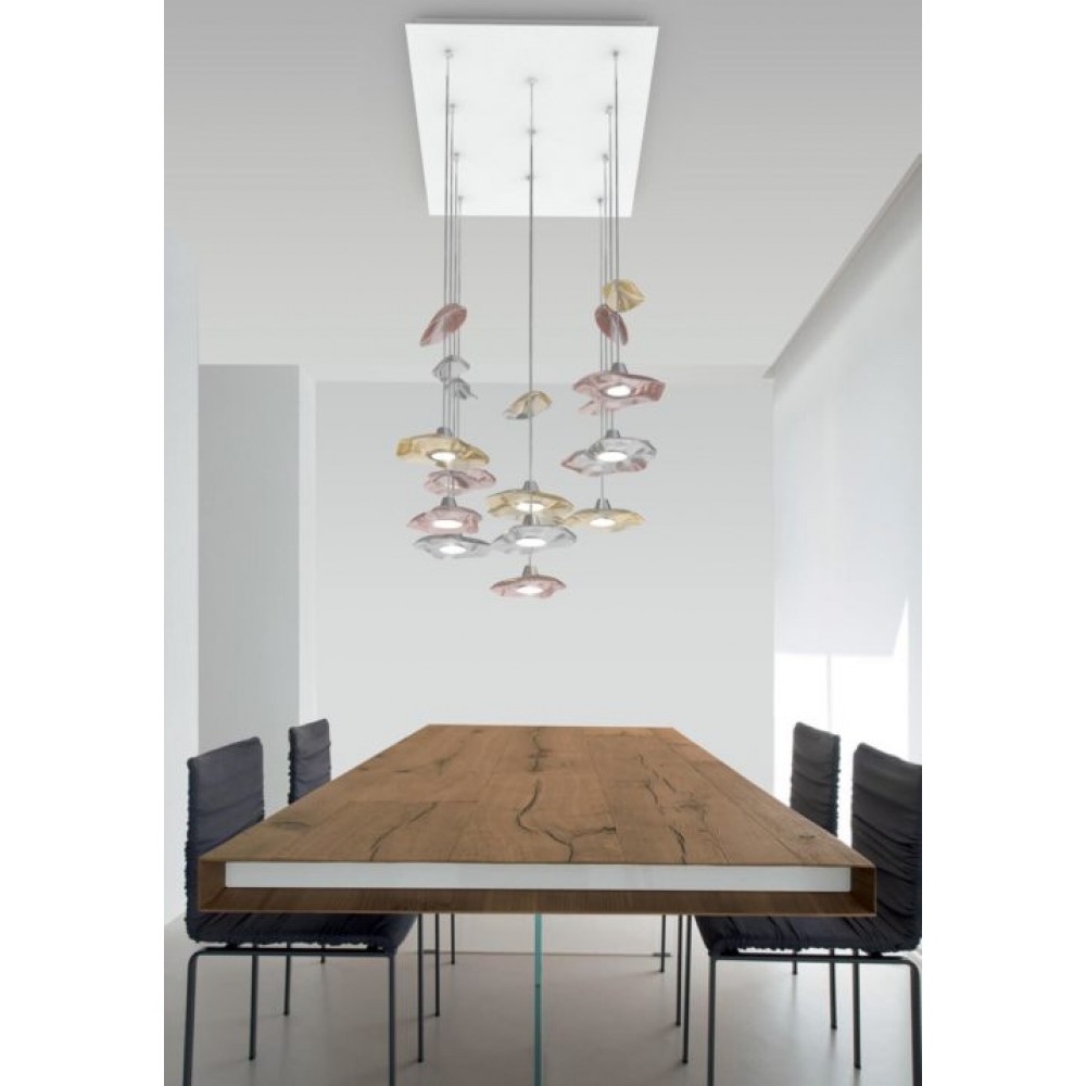 Κρεμαστό φωτιστικό σε σύνθεση από μονόφωτα σε διάφορα χρώματα.