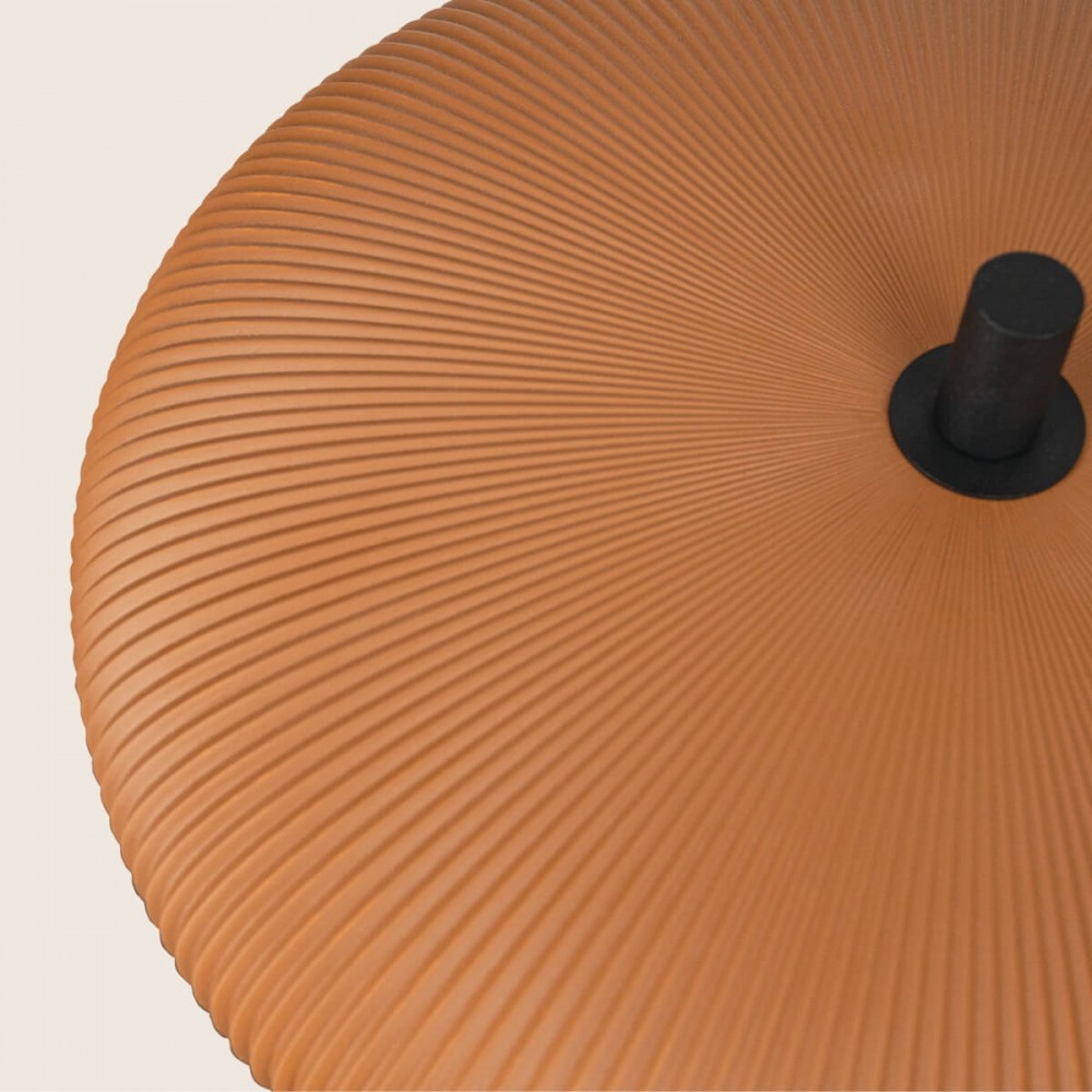 Μίνιμαλ επιτραπέζια λάμπα από πηλό σε  terracotta ,Zambelis lighting.