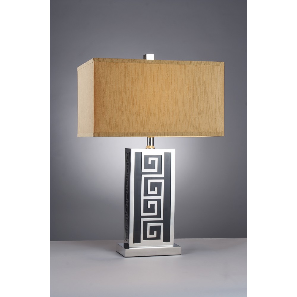 Επιτραπέζια λάμπα με σκαλιστό κορμό και ανοιχτό καφέ καπέλο.