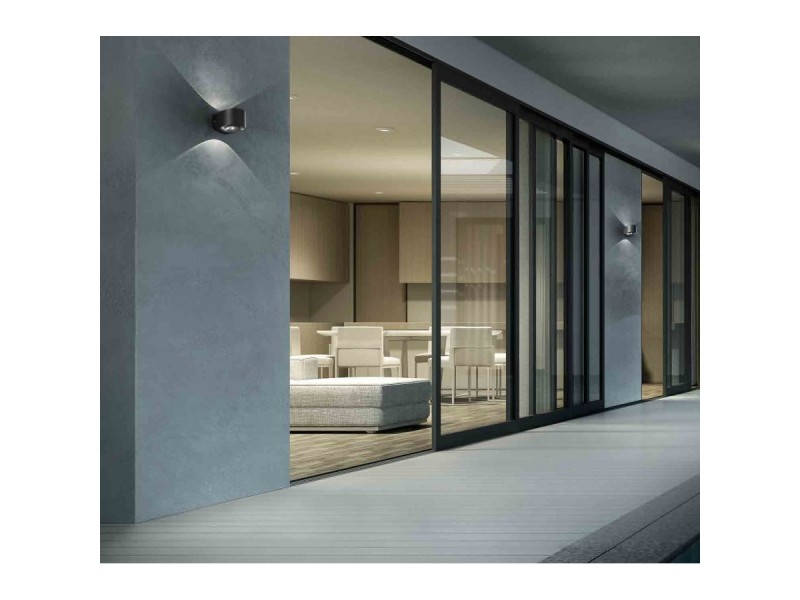 Wall lamp with double emission with a dark grey or white painted die-cast aluminium frame and a transparent΅glass diffuser. The high IP rating Ip65 makes the lamps ideal for indoor and outdoor use. Wall lamp with double emission with a dark grey or white painted die-cast aluminium frame and a transparent΅glass diffuser. The high IP rating Ip65 makes the lamps ideal for indoor and outdoor use.