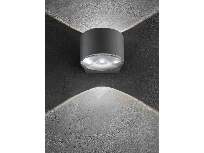 Wall lamp with double emission with a dark grey or white painted die-cast aluminium frame and a transparent΅glass diffuser. The high IP rating Ip65 makes the lamps ideal for indoor and outdoor use. Wall lamp with double emission with a dark grey or white painted die-cast aluminium frame and a transparent΅glass diffuser. The high IP rating Ip65 makes the lamps ideal for indoor and outdoor use.