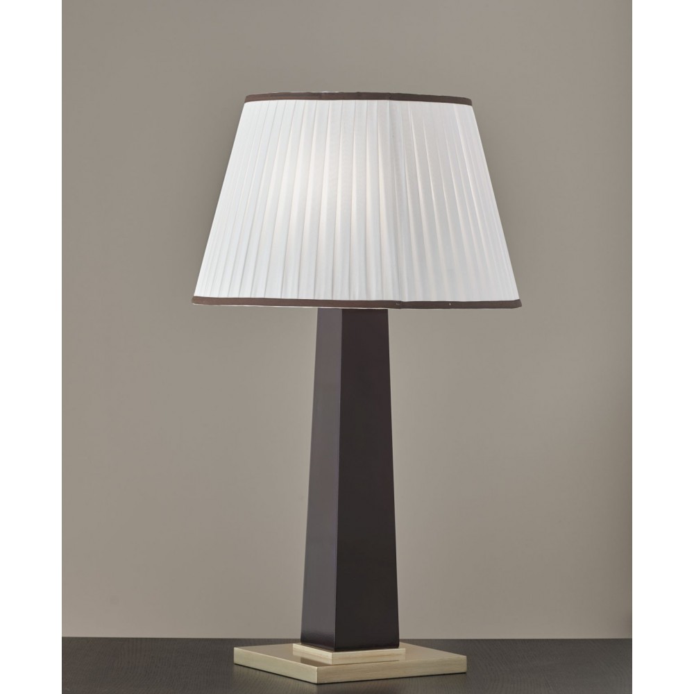 Επιτραπέζια λάμπα με ξύλινο κορμό και πλισέ καπέλο .